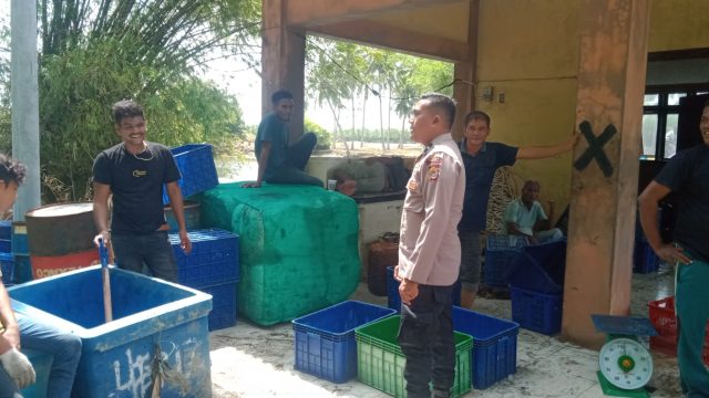 ‎Personel Polsek Batee Pantau Kegiatan Masyarakat, Ajak Jaga Harkamtibmas