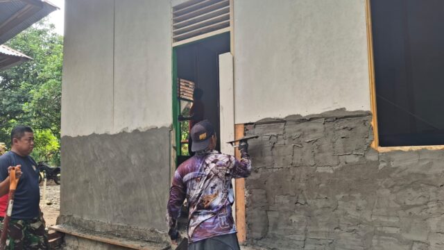 Pantang Menyerah! Satgas TMMD Ke-129 Kodim 0102/Pidie Kebut Plester Dinding RTLH Demi Hunian Layak bagi Warga