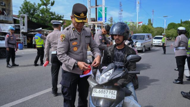 ‎Tumbuhkan Cinta Tanah Air, Kapolres Pidie Bagikan Bendera Merah Putih kepada Pengguna Jalan