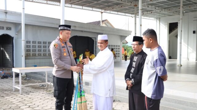 ‎Polres Pidie Semarakkan HUT RI ke 81 lewat Bakti Religi dan Gotong Royong Bersama Masyarakat