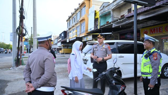 Kapolres Pidie Cek Pengaturan Lalu Lintas di Simpang Aneuk Muling, Pastikan Arus Kendaraan Lancar dan Aman