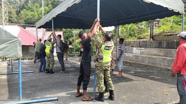 Jelang Maulid Nabi, Babinsa Tangse Gotong Royong Bersama Warga Dirikan Tenda di Keubon