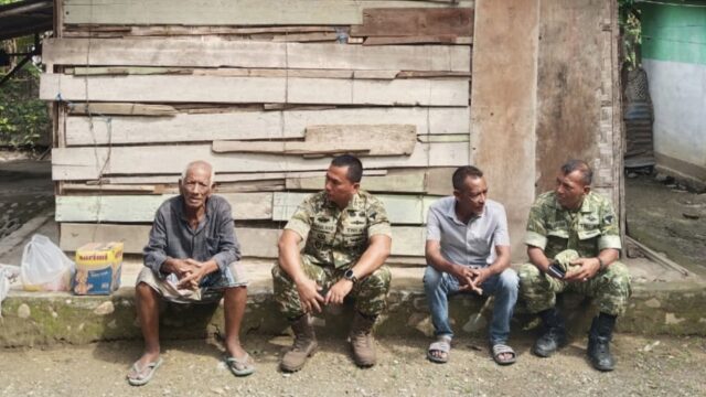 Sambangi Warga Duafa, Dandim Pidie: Tidak Ada Sekat Antara TNI dengan Rakyat