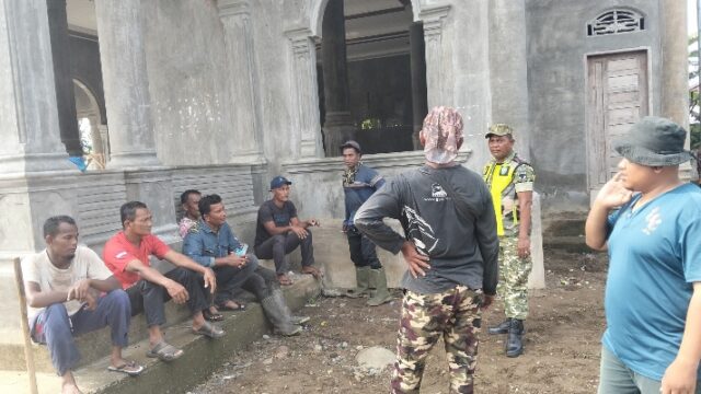 Usai Gotong Royong, Babinsa Tiro Perkuat Kedekatan dengan Warga Lewat Komsos