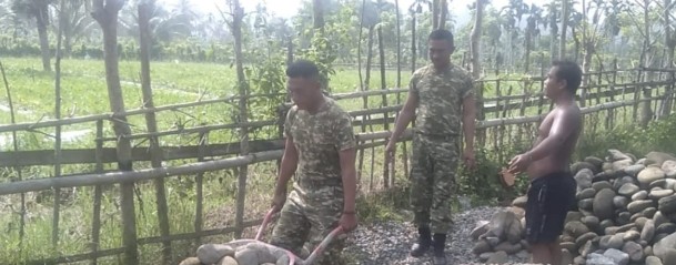 Tak Kenal Diam, Personel Kodim 0102/Pidie Langsir Material Jembatan dengan Gerobak